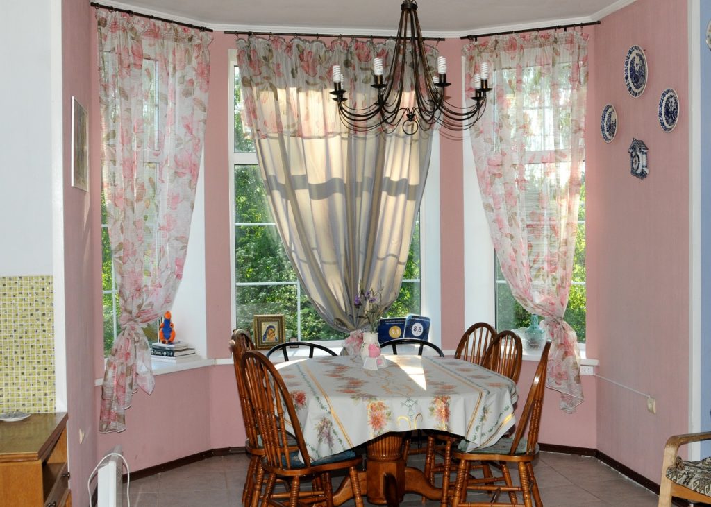 Кухонный стол в Белом Замке в Пушкинских горах